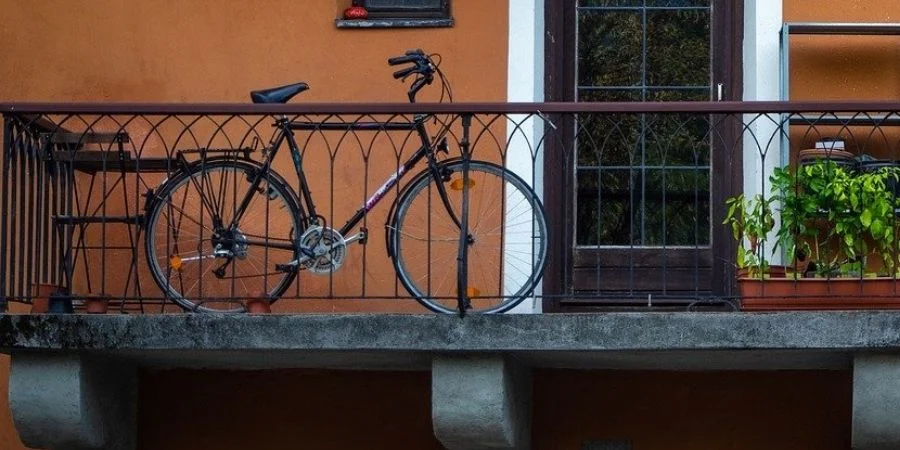 Colgar bicicletas en el balcon sin agujeros