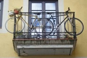 colgar bicicletas en el balcon